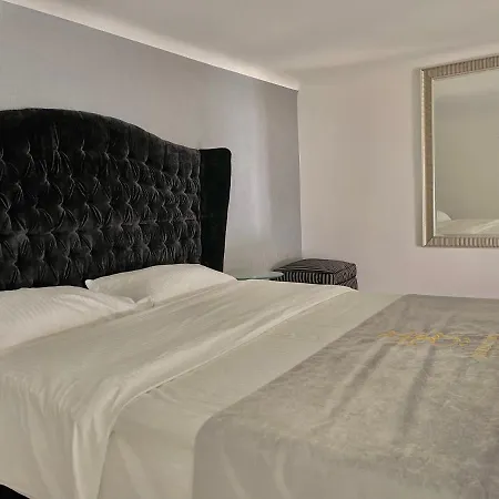 Enzo Capo Jacuzzi Andrassy דירה