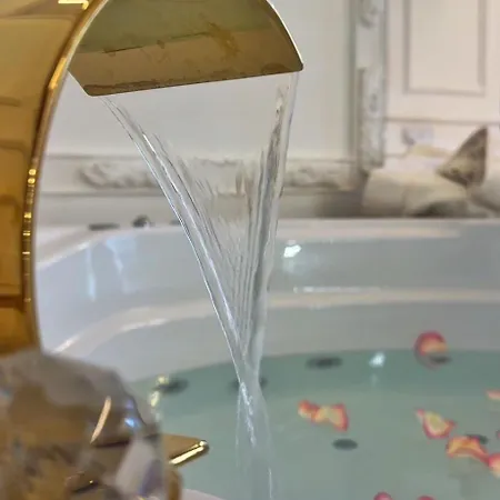 Enzo Capo Jacuzzi Andrassy בודפשט