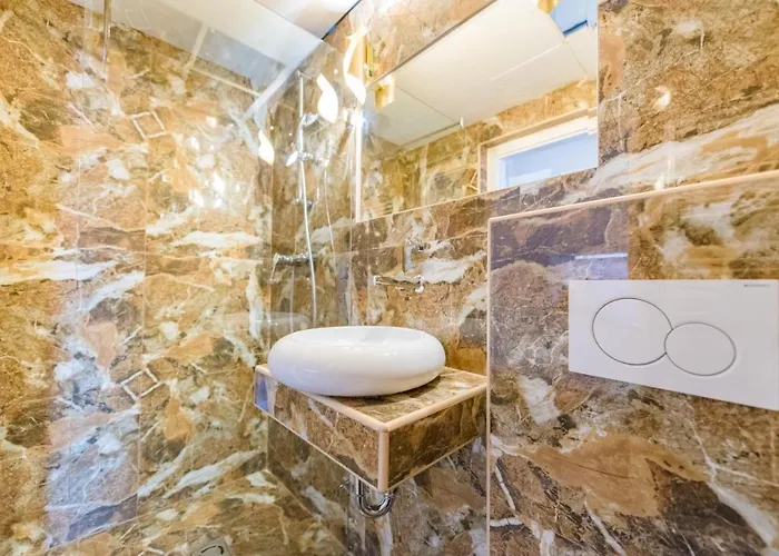 Enzo Capo Jacuzzi Andrassy * Budapesta