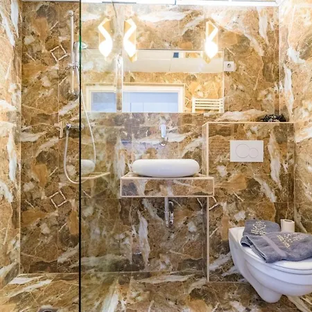 Enzo Capo Jacuzzi Andrassy بودابست