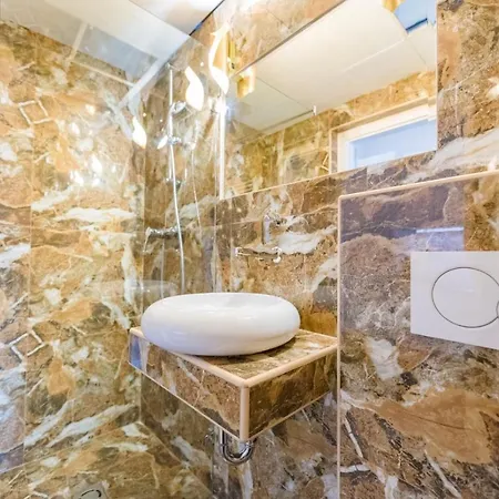 Enzo Capo Jacuzzi Andrassy * 布达佩斯